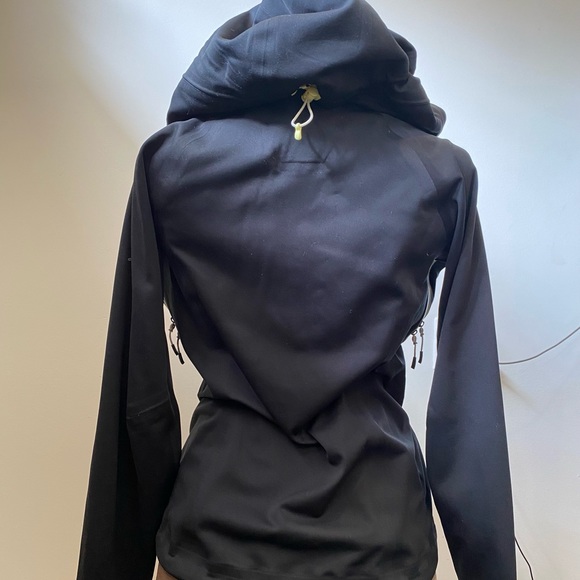 Women’s Mountain Hardwear Trinity Dry-Q waterproof Jacket - small - Picture 9 of 9